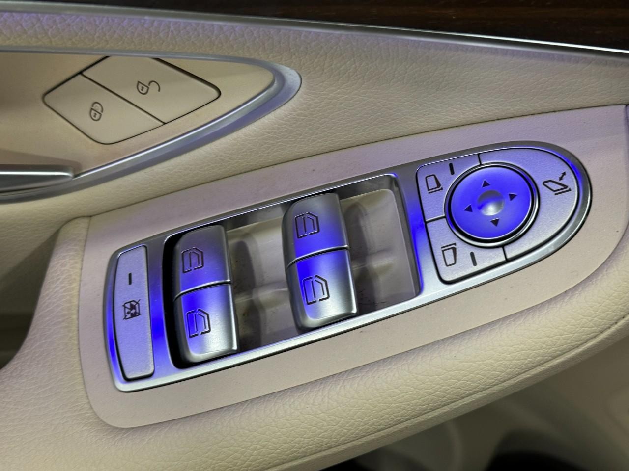 Mercedes-Benz GLC Vehicle Full-screen Gallery Image 26