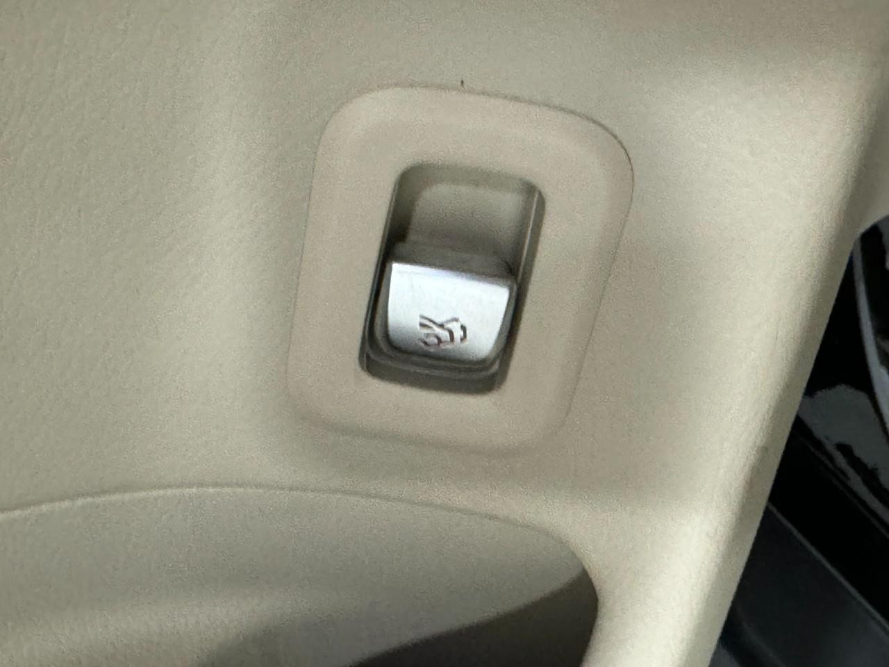 Mercedes-Benz GLC Vehicle Full-screen Gallery Image 27