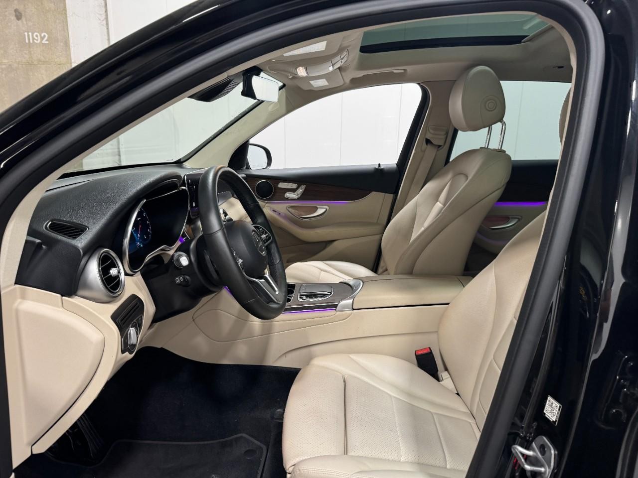 Mercedes-Benz GLC Vehicle Full-screen Gallery Image 28