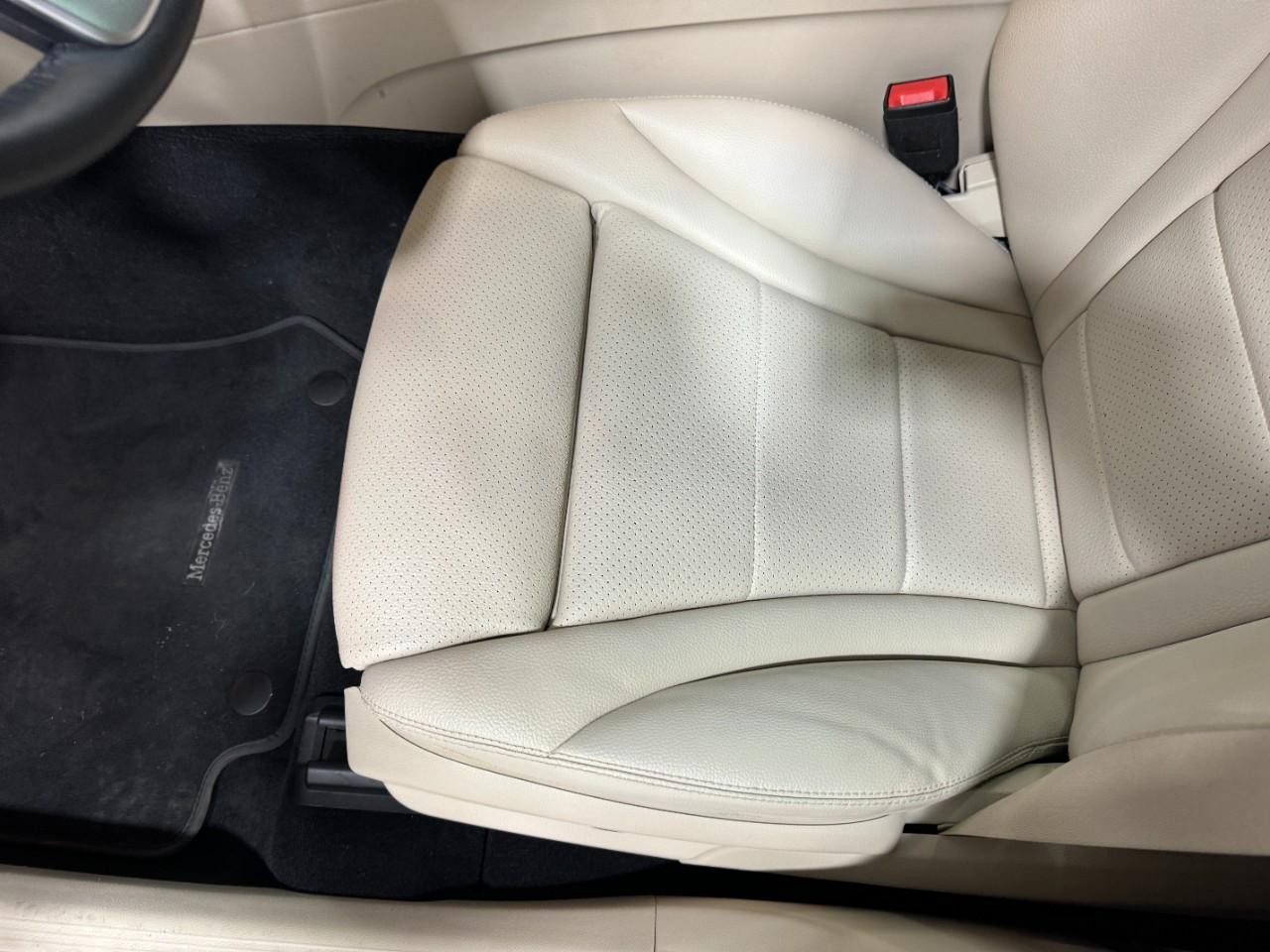 Mercedes-Benz GLC Vehicle Full-screen Gallery Image 29