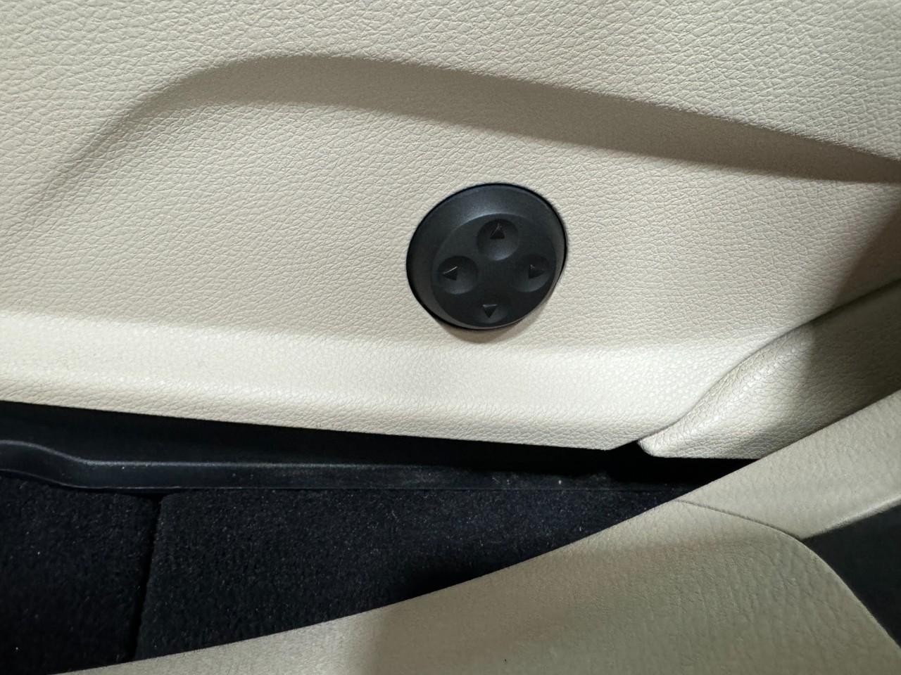 Mercedes-Benz GLC Vehicle Full-screen Gallery Image 30