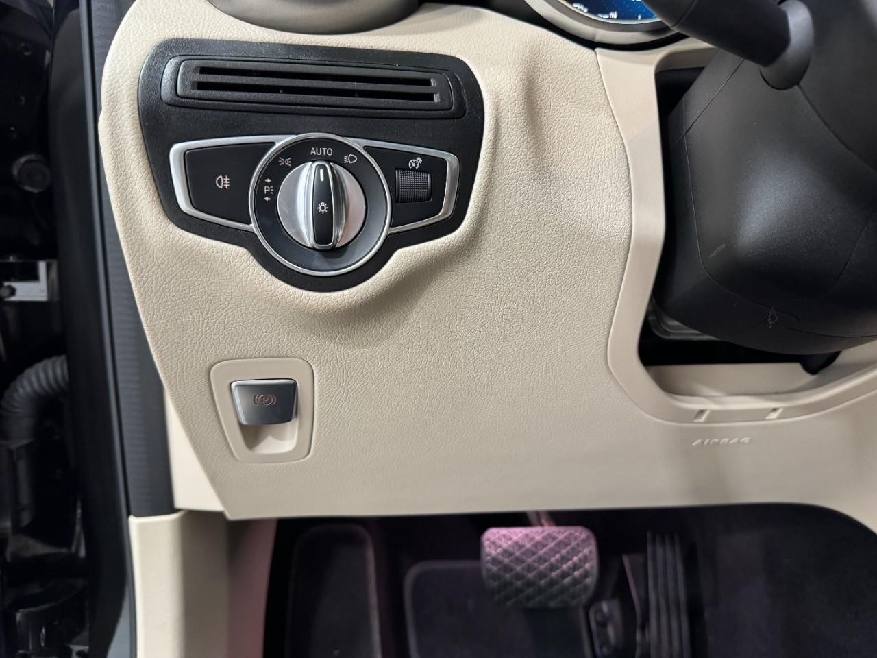 Mercedes-Benz GLC Vehicle Full-screen Gallery Image 31