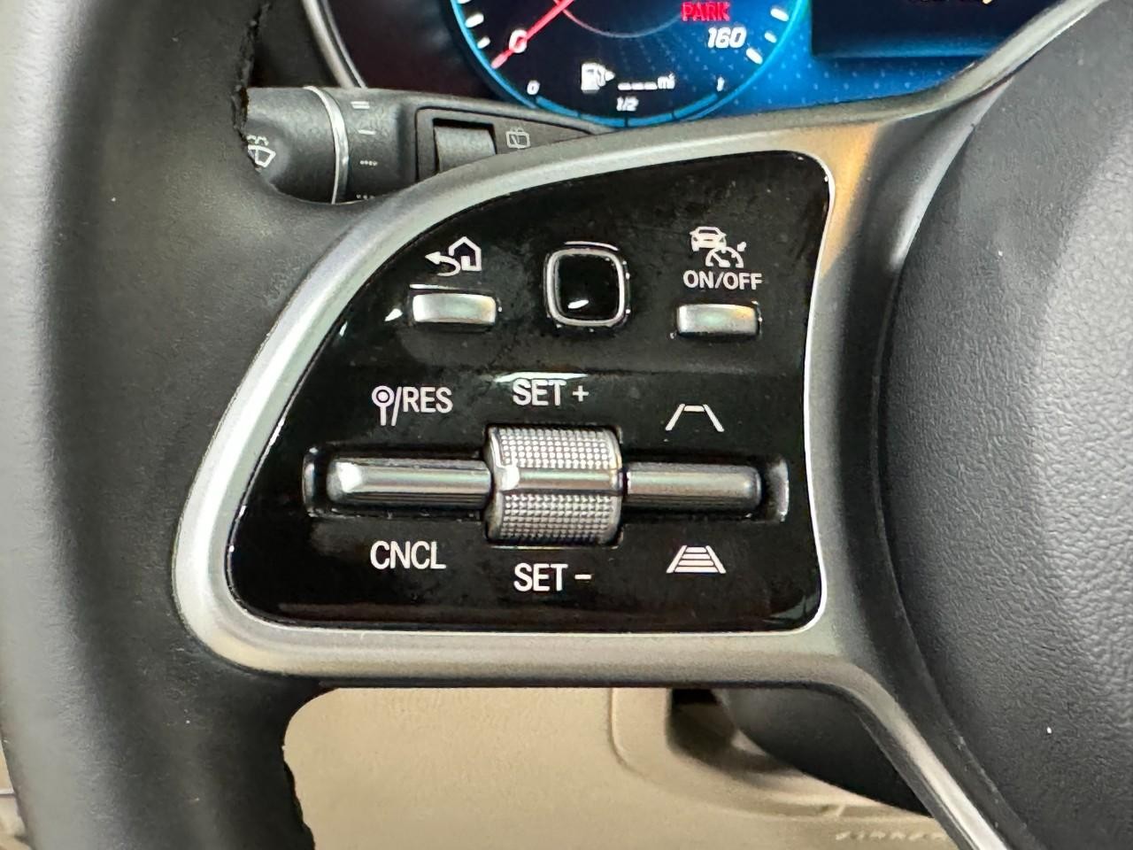 Mercedes-Benz GLC Vehicle Full-screen Gallery Image 32