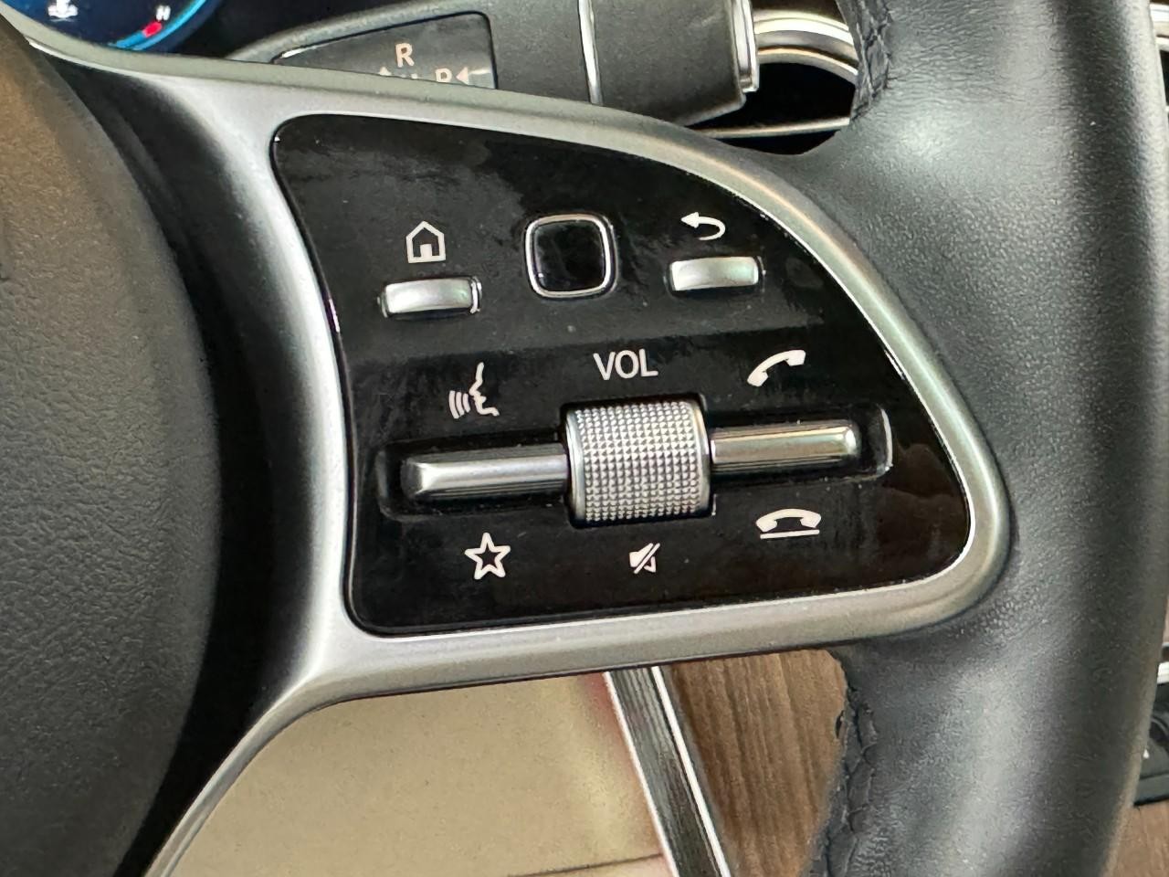 Mercedes-Benz GLC Vehicle Full-screen Gallery Image 33