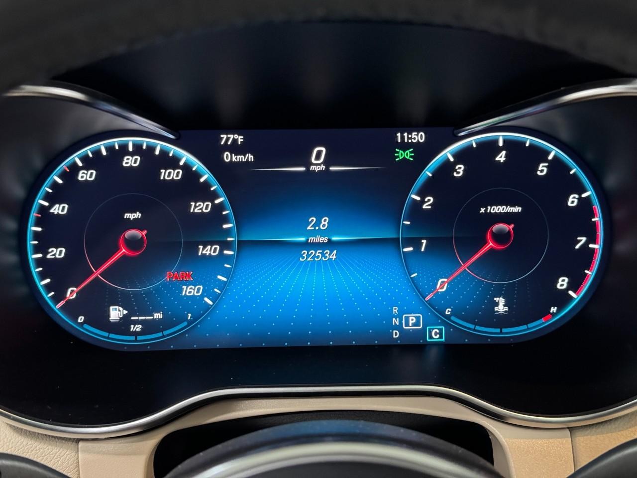 Mercedes-Benz GLC Vehicle Full-screen Gallery Image 34