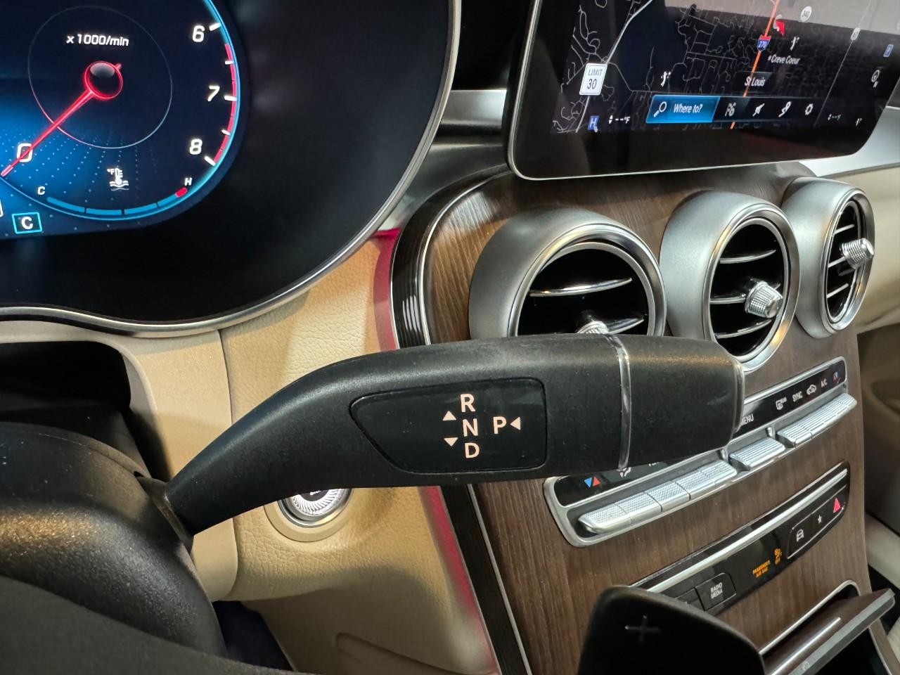 Mercedes-Benz GLC Vehicle Full-screen Gallery Image 35