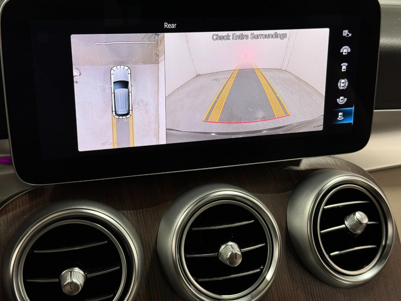 Mercedes-Benz GLC Vehicle Full-screen Gallery Image 36