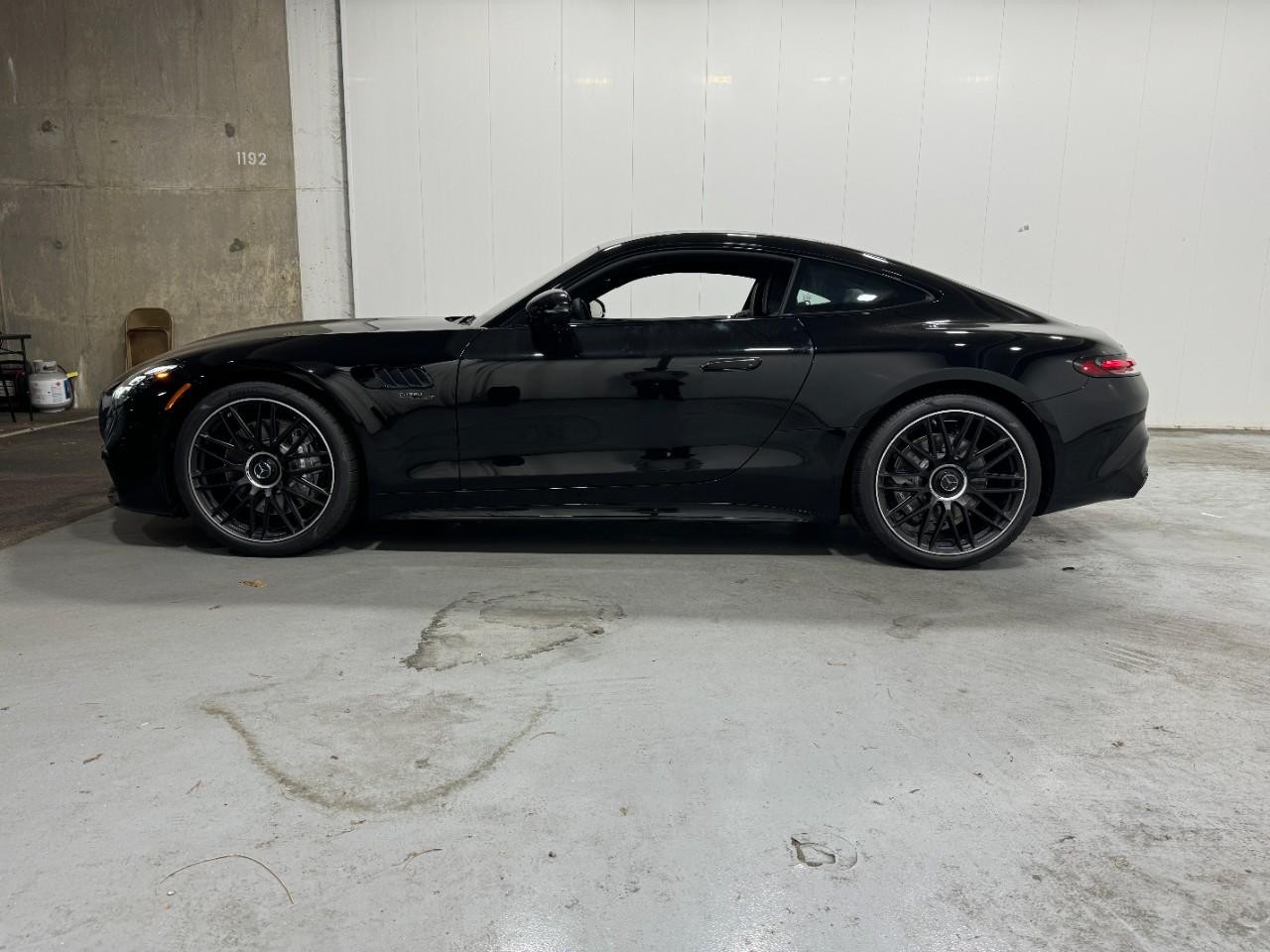 Mercedes-Benz AMG GT Vehicle Full-screen Gallery Image 2