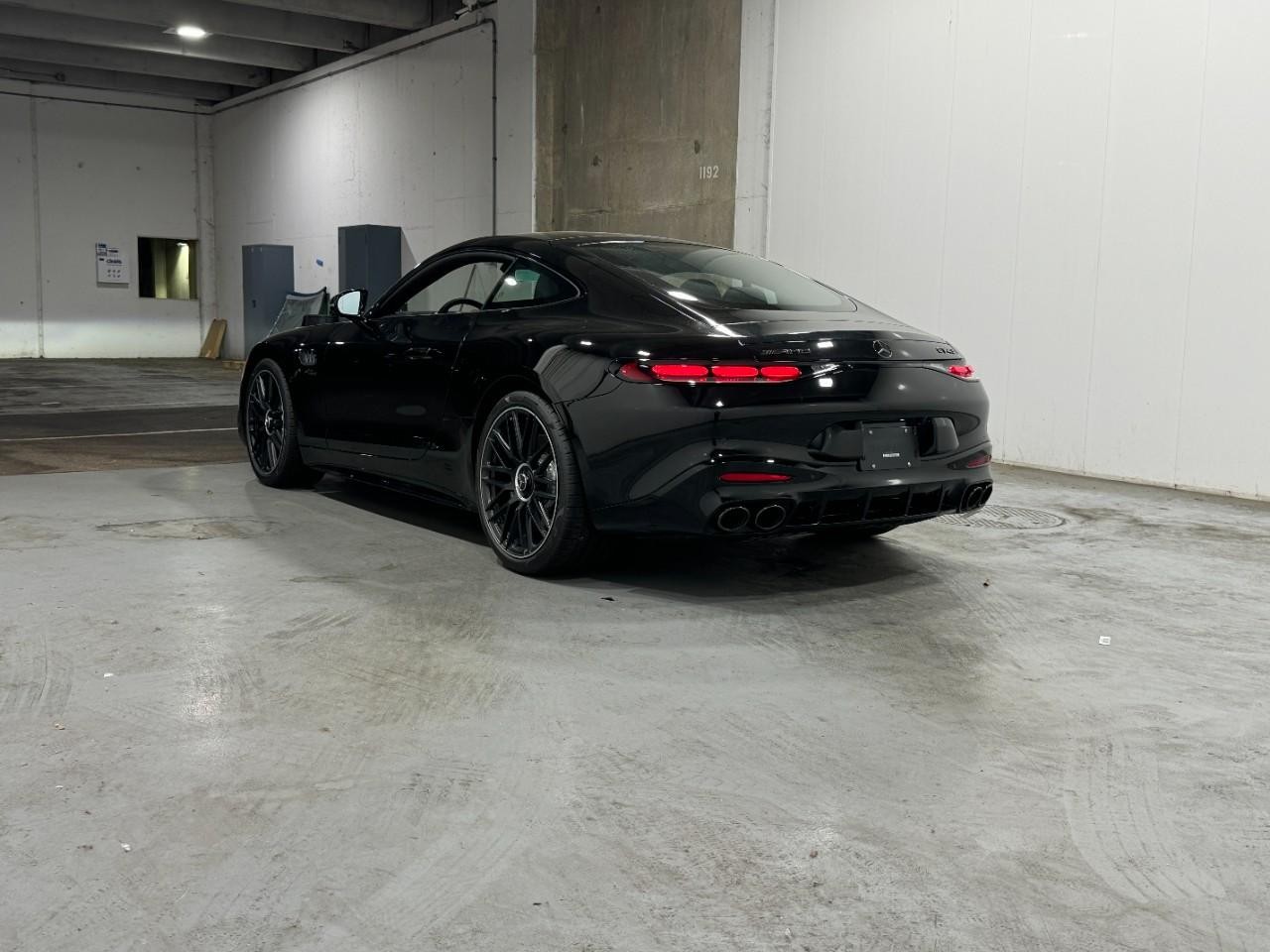 Mercedes-Benz AMG GT Vehicle Full-screen Gallery Image 3