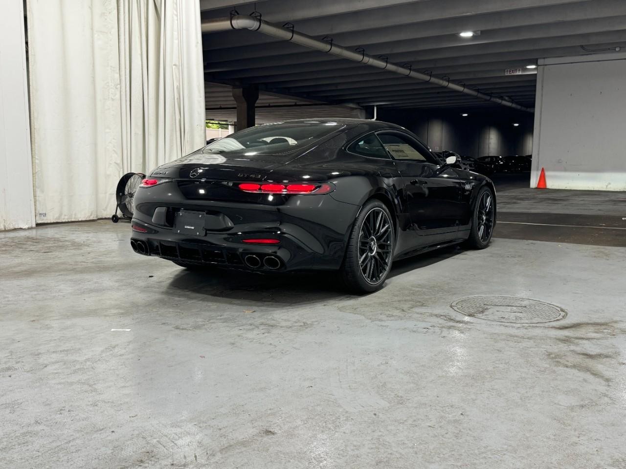 Mercedes-Benz AMG GT Vehicle Full-screen Gallery Image 4