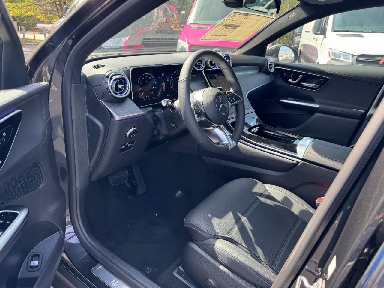 Mercedes-Benz GLC Vehicle Full-screen Gallery Image 9