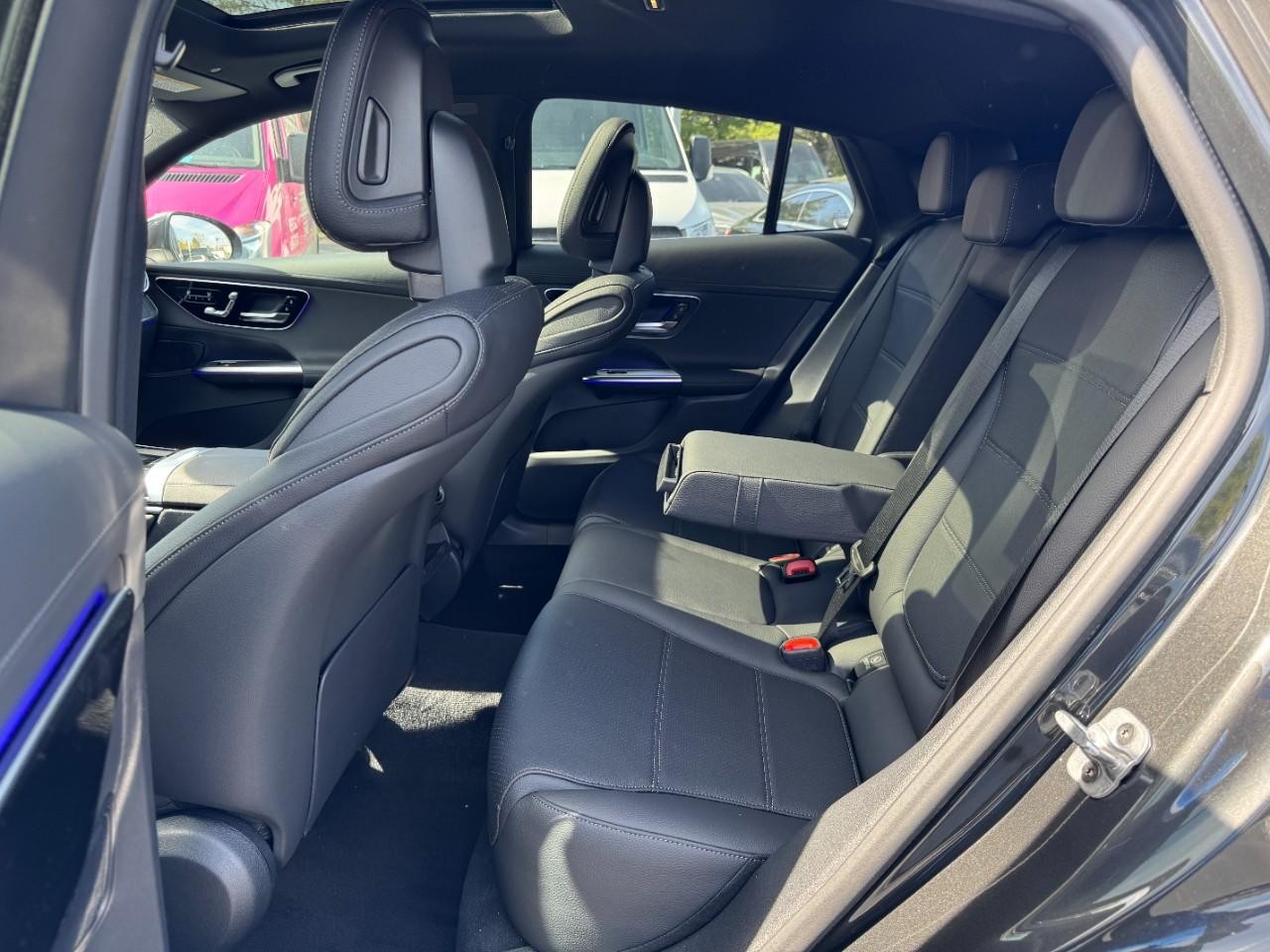 Mercedes-Benz GLC Vehicle Full-screen Gallery Image 10