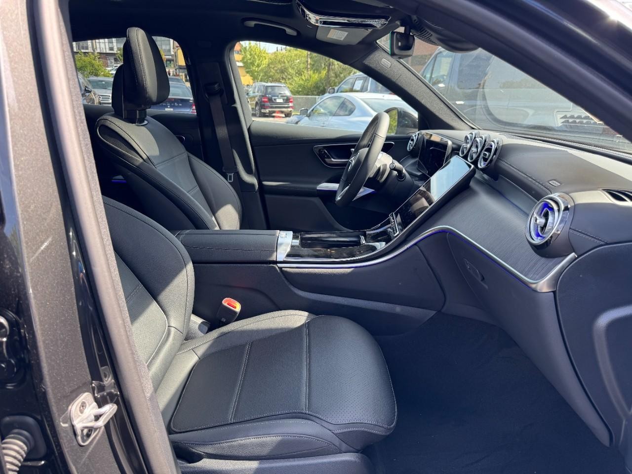 Mercedes-Benz GLC Vehicle Full-screen Gallery Image 11