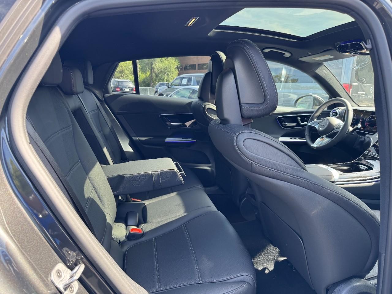 Mercedes-Benz GLC Vehicle Full-screen Gallery Image 12