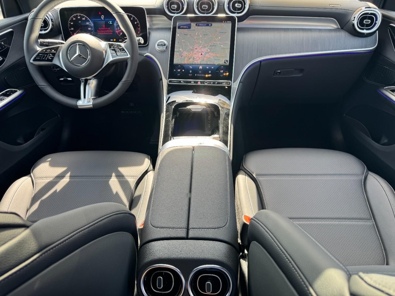 Mercedes-Benz GLC Vehicle Full-screen Gallery Image 13