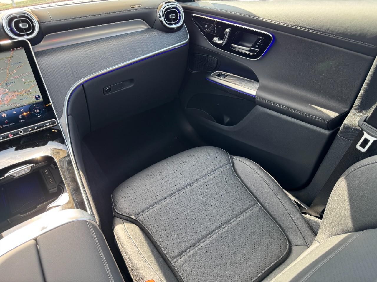 Mercedes-Benz GLC Vehicle Full-screen Gallery Image 17