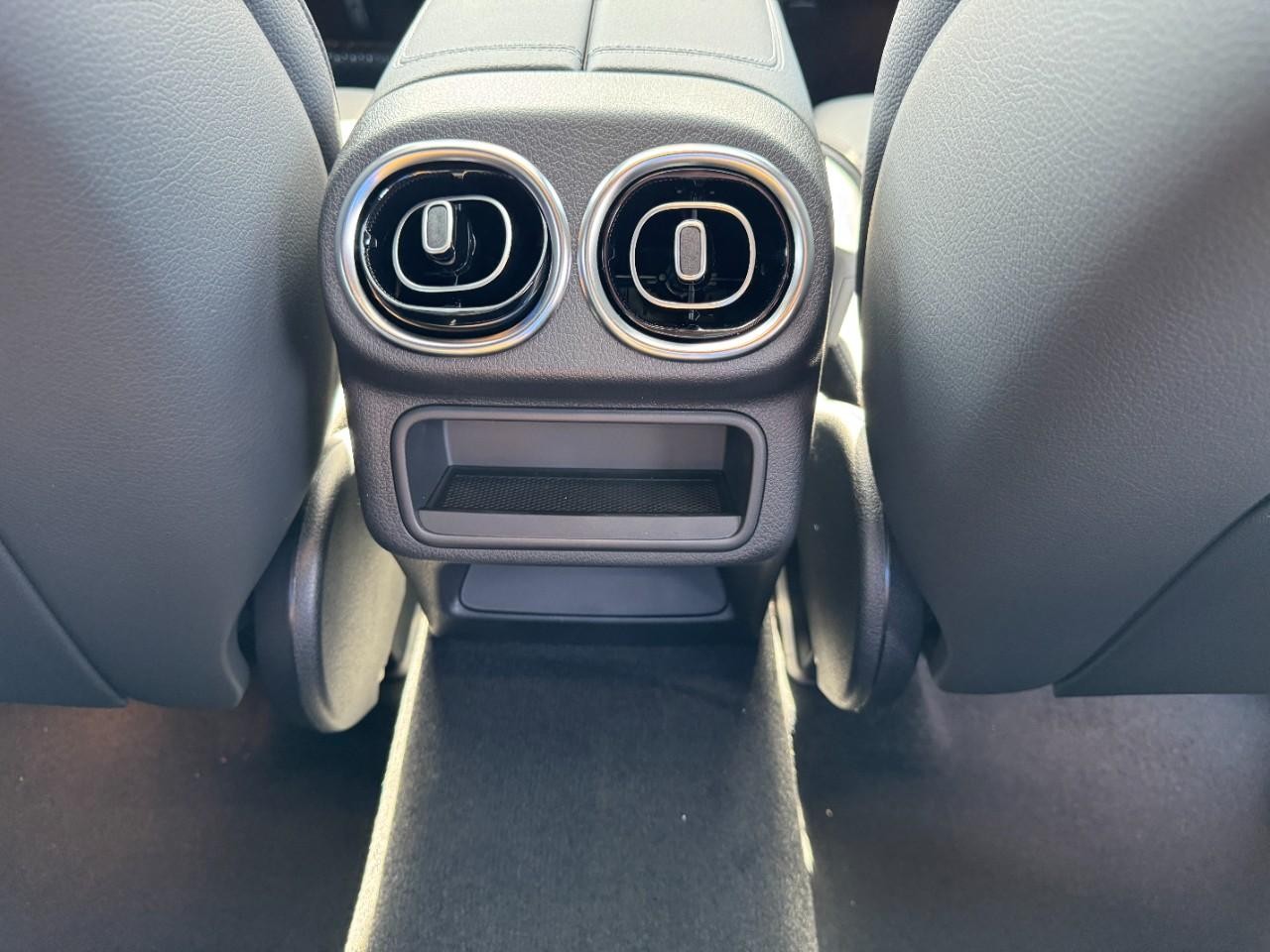 Mercedes-Benz GLC Vehicle Full-screen Gallery Image 18