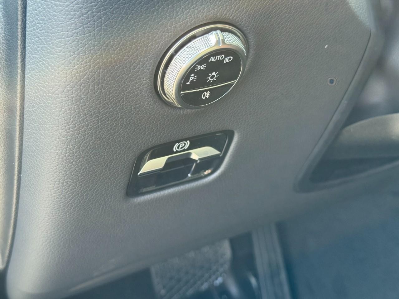 Mercedes-Benz GLC Vehicle Full-screen Gallery Image 19