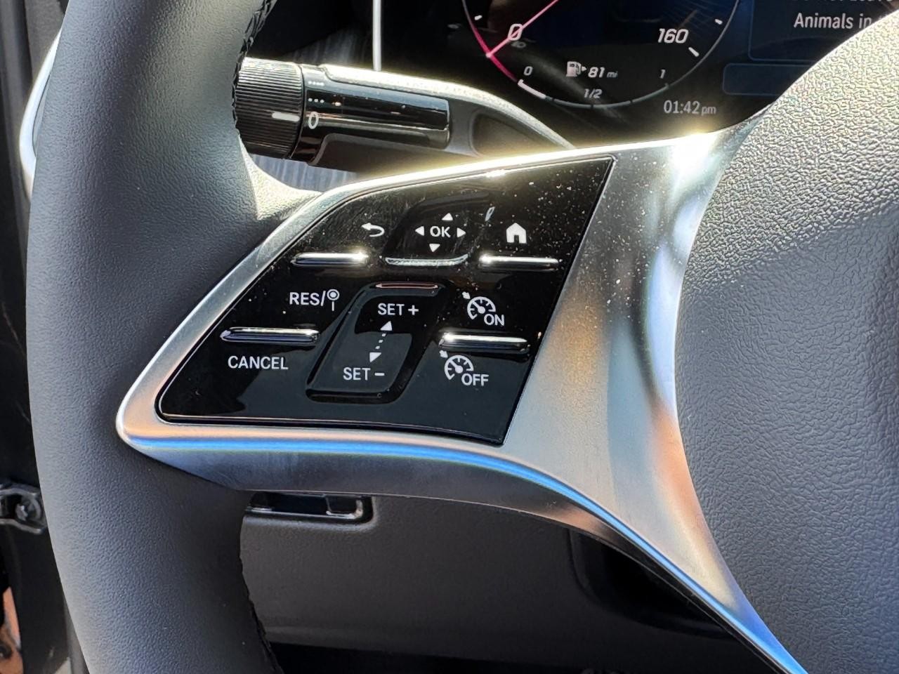 Mercedes-Benz GLC Vehicle Full-screen Gallery Image 20