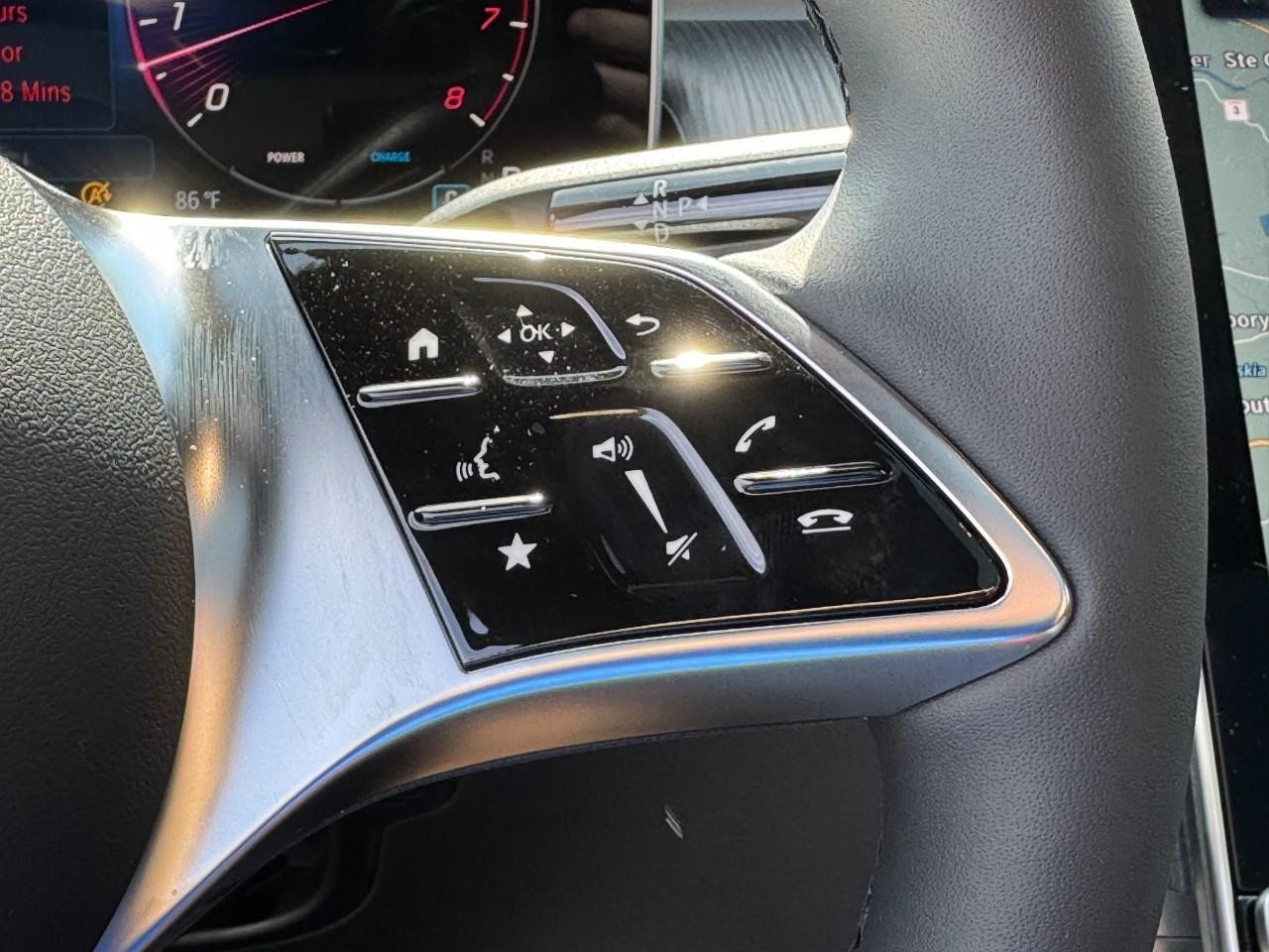 Mercedes-Benz GLC Vehicle Full-screen Gallery Image 21