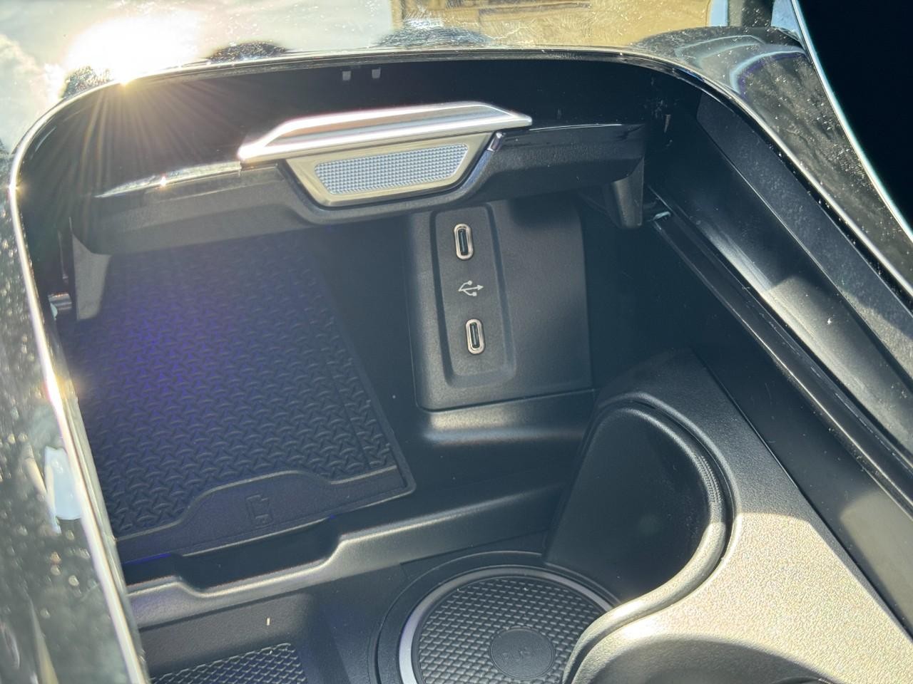 Mercedes-Benz GLC Vehicle Full-screen Gallery Image 25