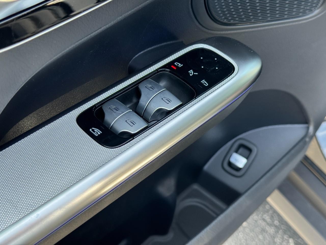 Mercedes-Benz GLC Vehicle Full-screen Gallery Image 28