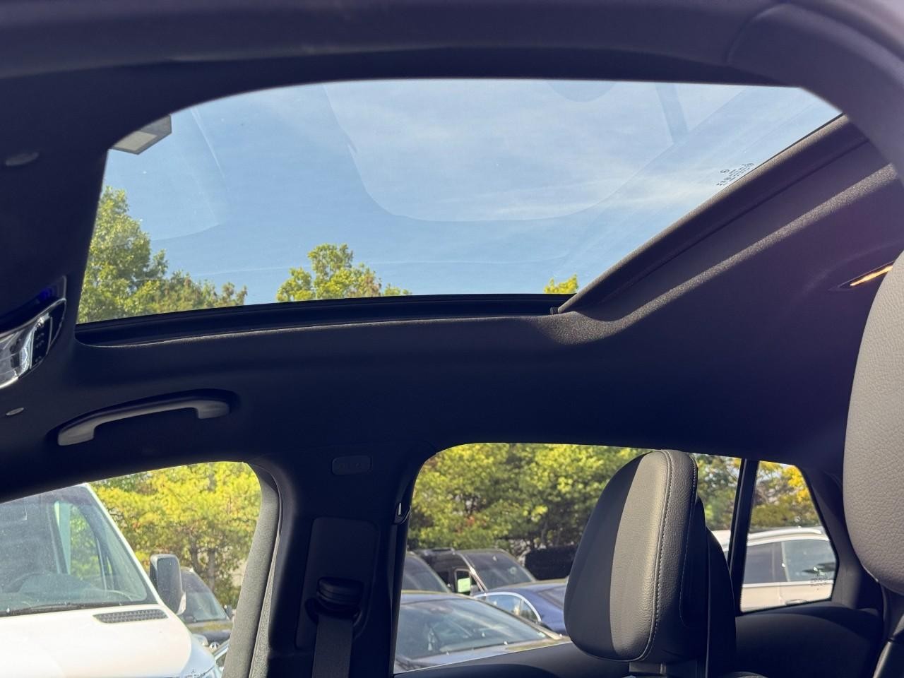 Mercedes-Benz GLC Vehicle Full-screen Gallery Image 29