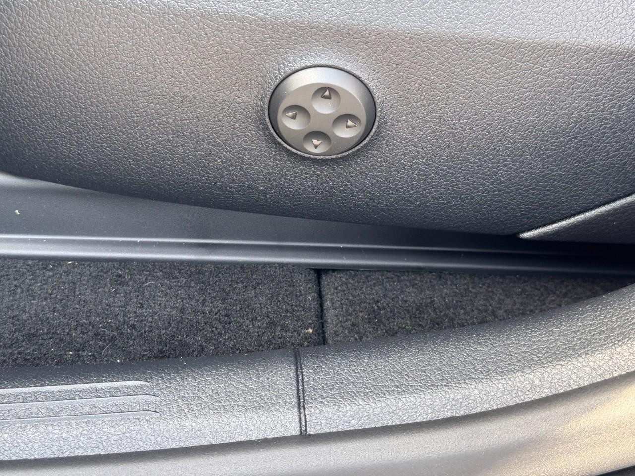 Mercedes-Benz GLC Vehicle Full-screen Gallery Image 30