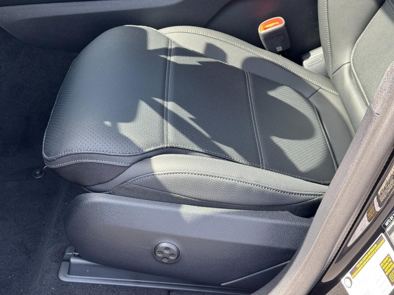 Mercedes-Benz GLC Vehicle Full-screen Gallery Image 31