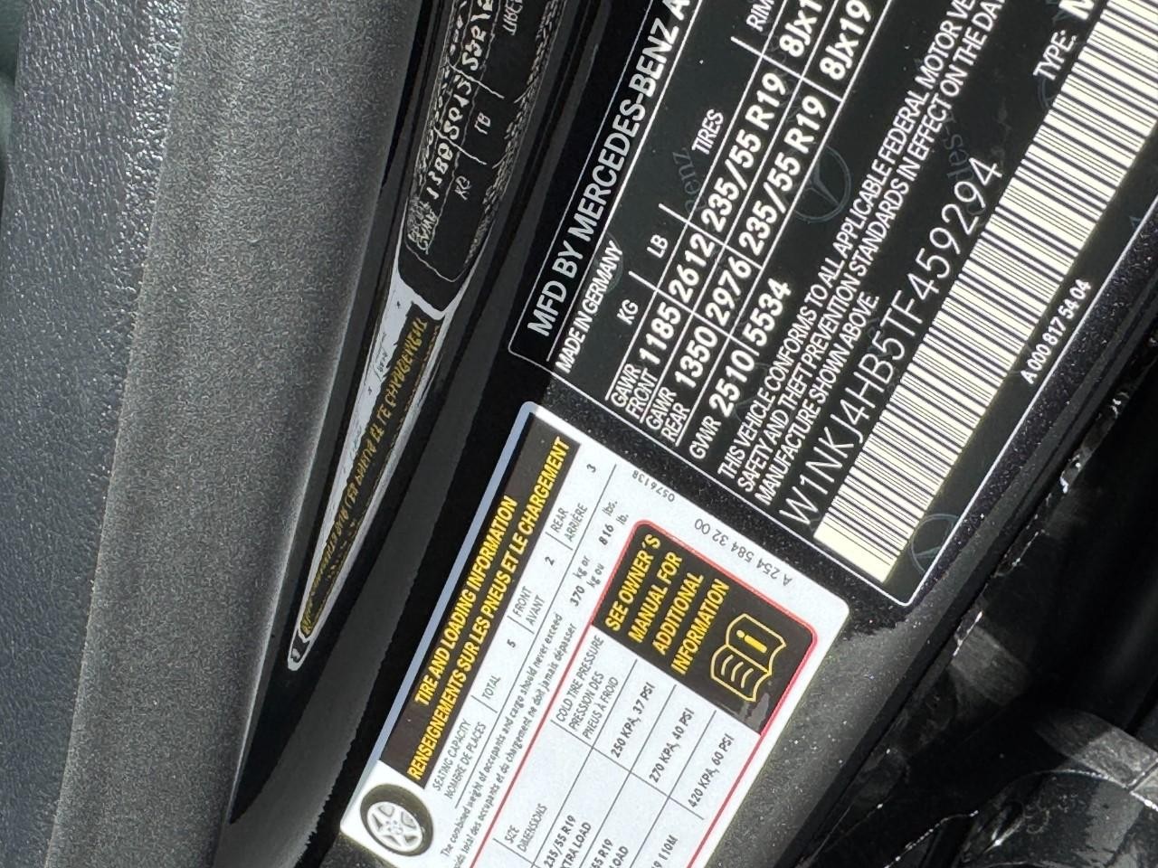 Mercedes-Benz GLC Vehicle Full-screen Gallery Image 32