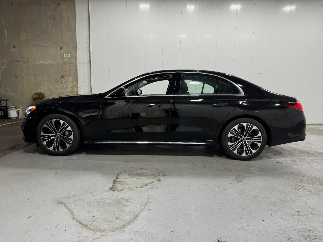 Mercedes-Benz E-Class Vehicle Full-screen Gallery Image 2