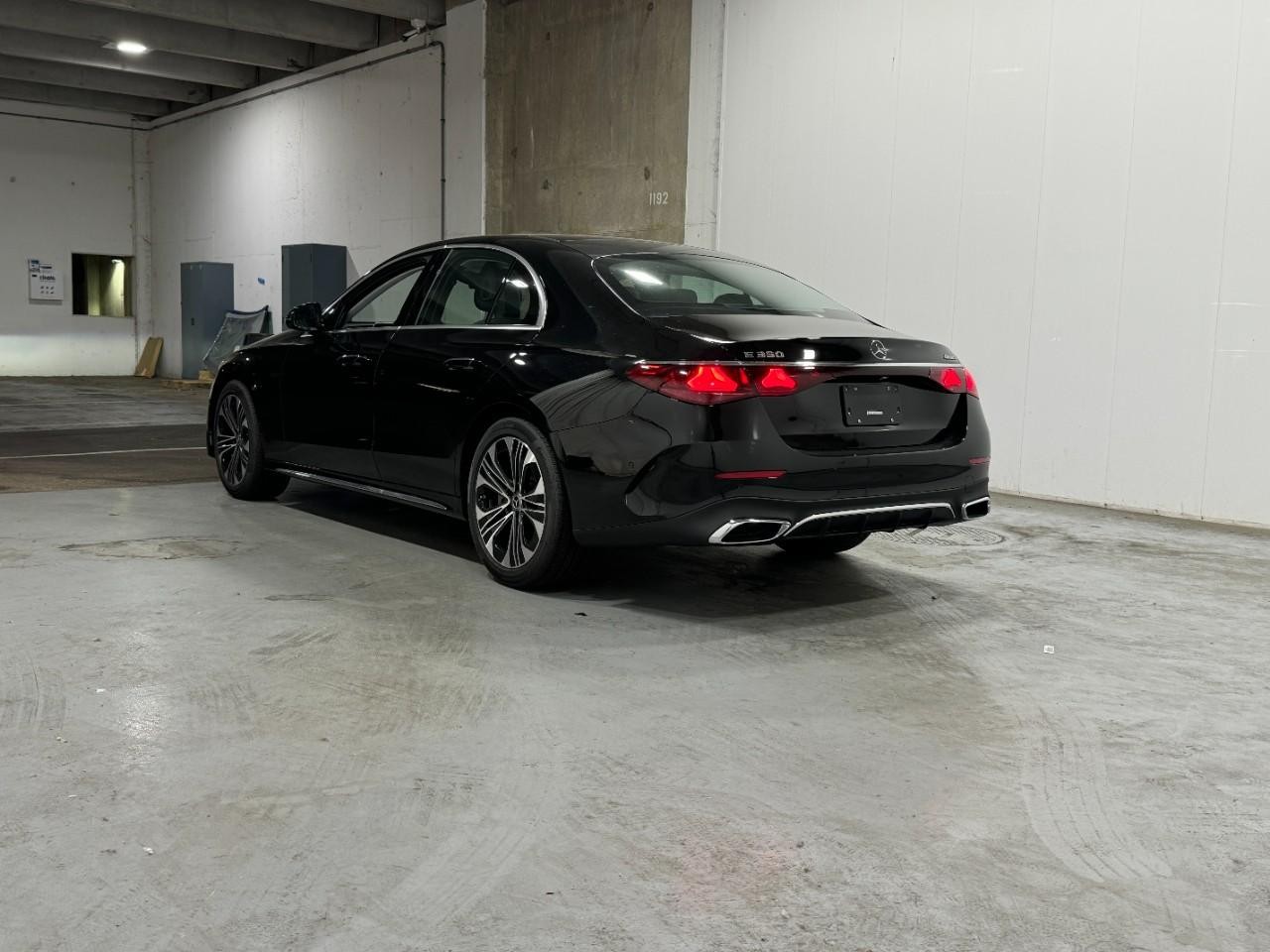 Mercedes-Benz E-Class Vehicle Full-screen Gallery Image 3