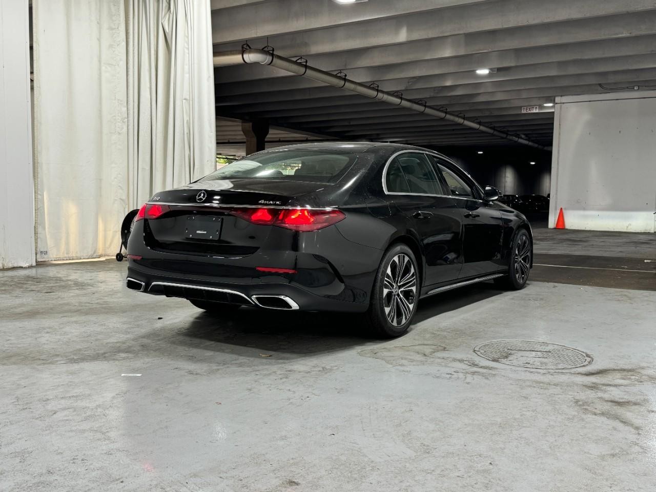 Mercedes-Benz E-Class Vehicle Full-screen Gallery Image 4