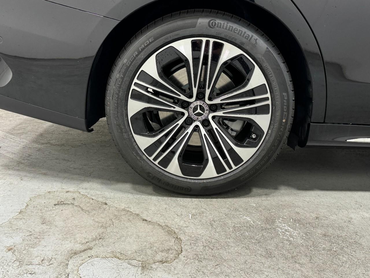 Mercedes-Benz E-Class Vehicle Full-screen Gallery Image 5