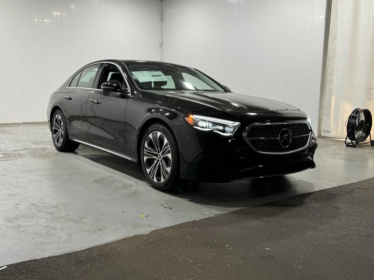 Mercedes-Benz E-Class Vehicle Full-screen Gallery Image 6