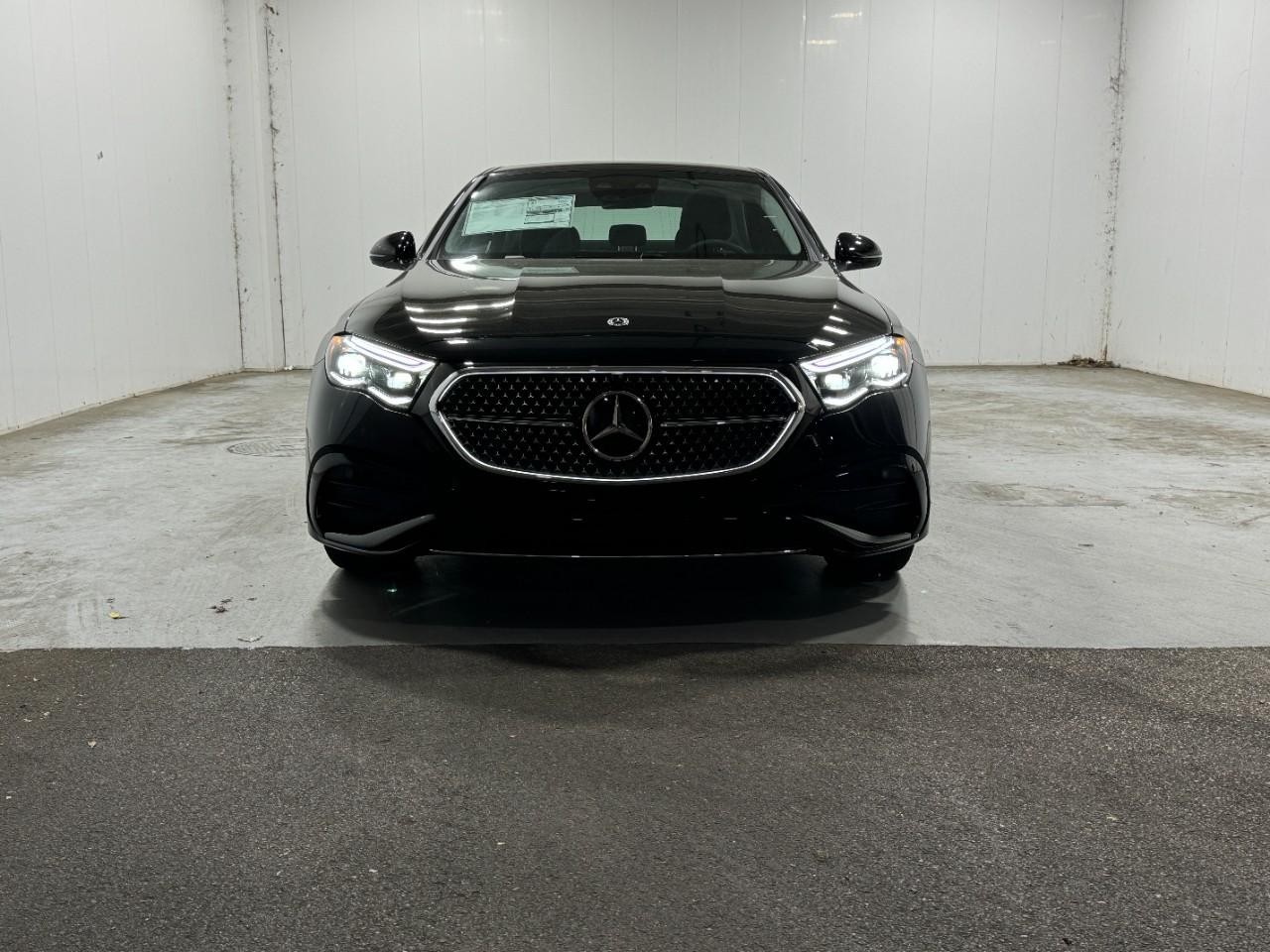 Mercedes-Benz E-Class Vehicle Full-screen Gallery Image 7