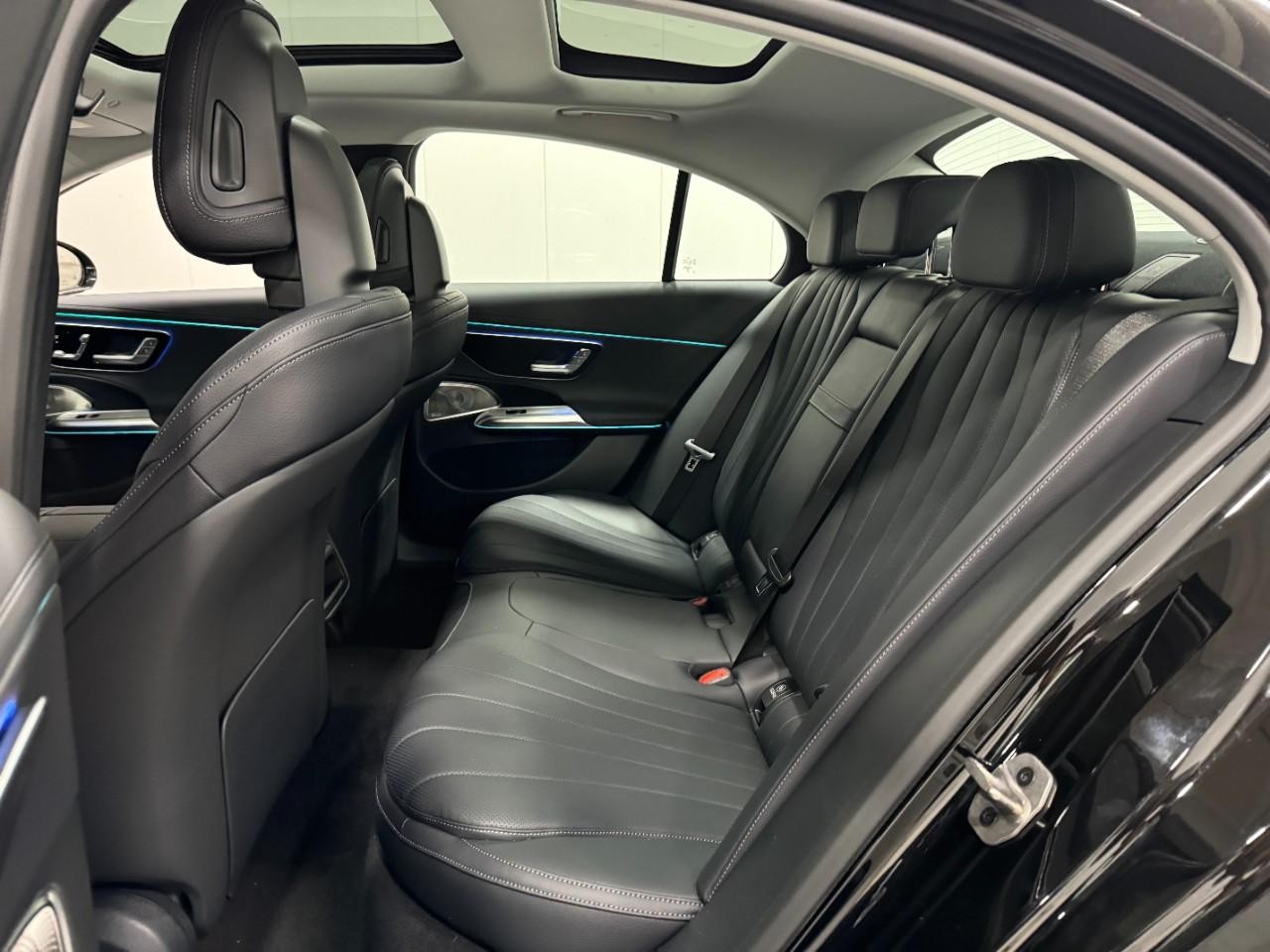 Mercedes-Benz E-Class Vehicle Full-screen Gallery Image 8