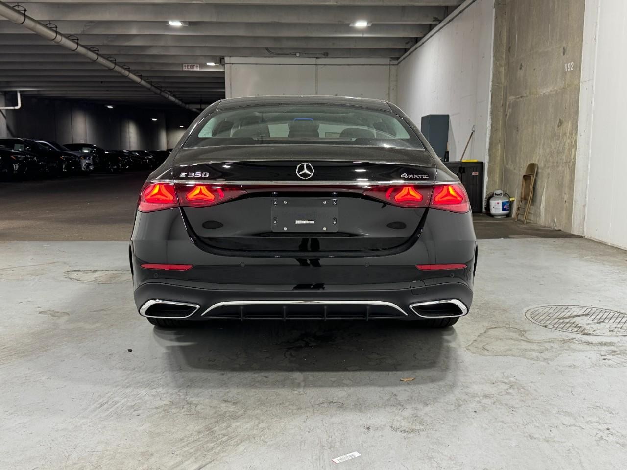 Mercedes-Benz E-Class Vehicle Full-screen Gallery Image 9