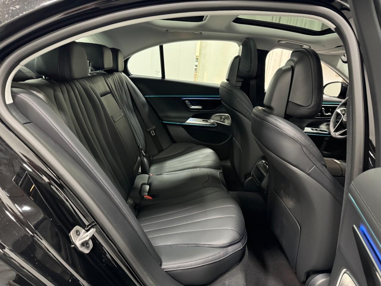 Mercedes-Benz E-Class Vehicle Full-screen Gallery Image 10