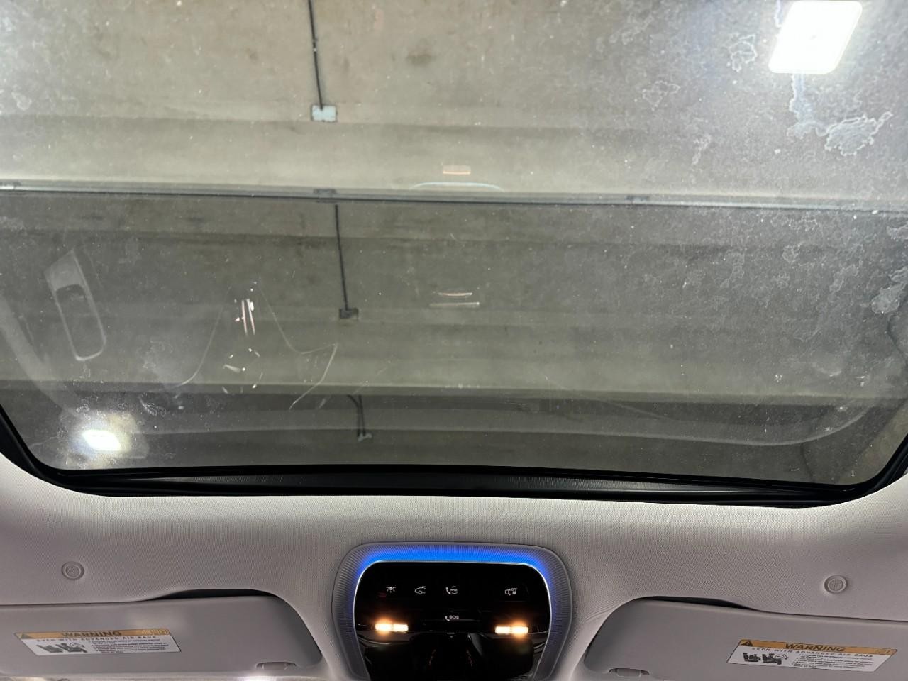 Mercedes-Benz E-Class Vehicle Full-screen Gallery Image 11