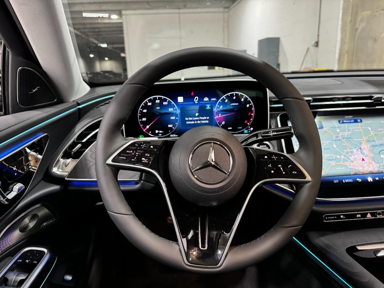 Mercedes-Benz E-Class Vehicle Full-screen Gallery Image 13