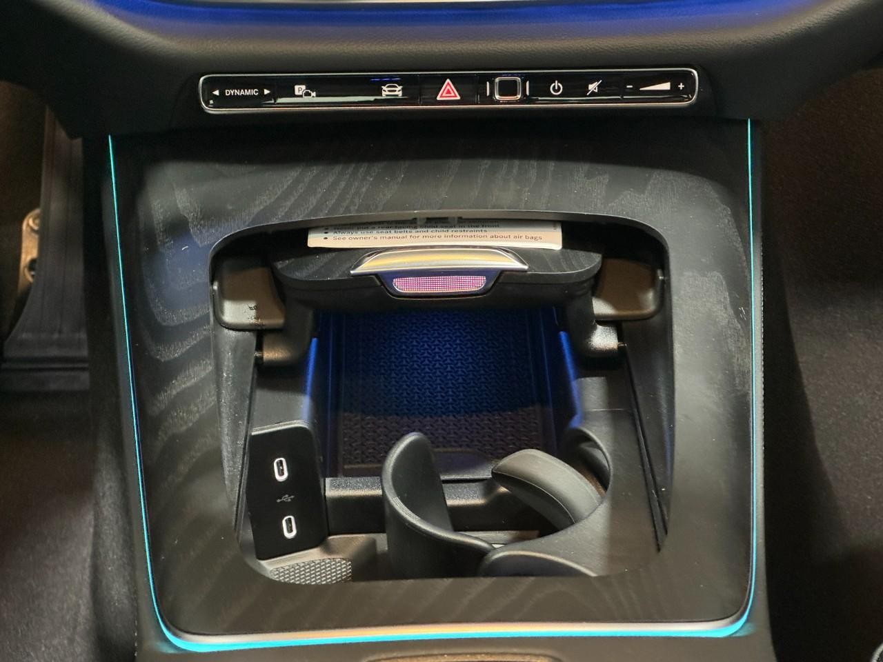 Mercedes-Benz E-Class Vehicle Full-screen Gallery Image 15