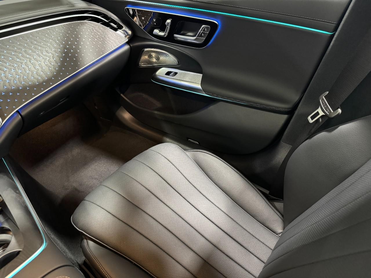 Mercedes-Benz E-Class Vehicle Full-screen Gallery Image 16