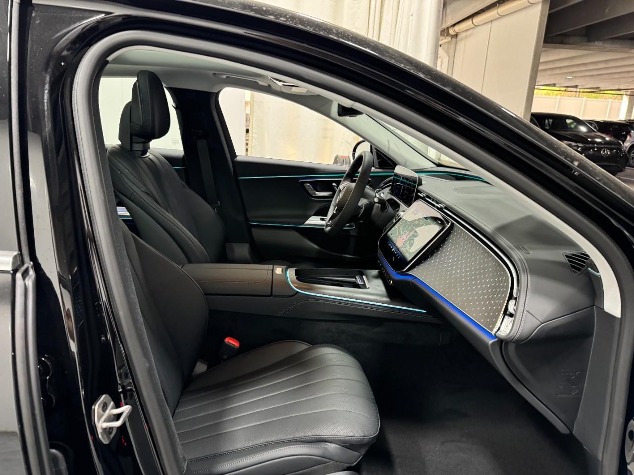 Mercedes-Benz E-Class Vehicle Full-screen Gallery Image 17