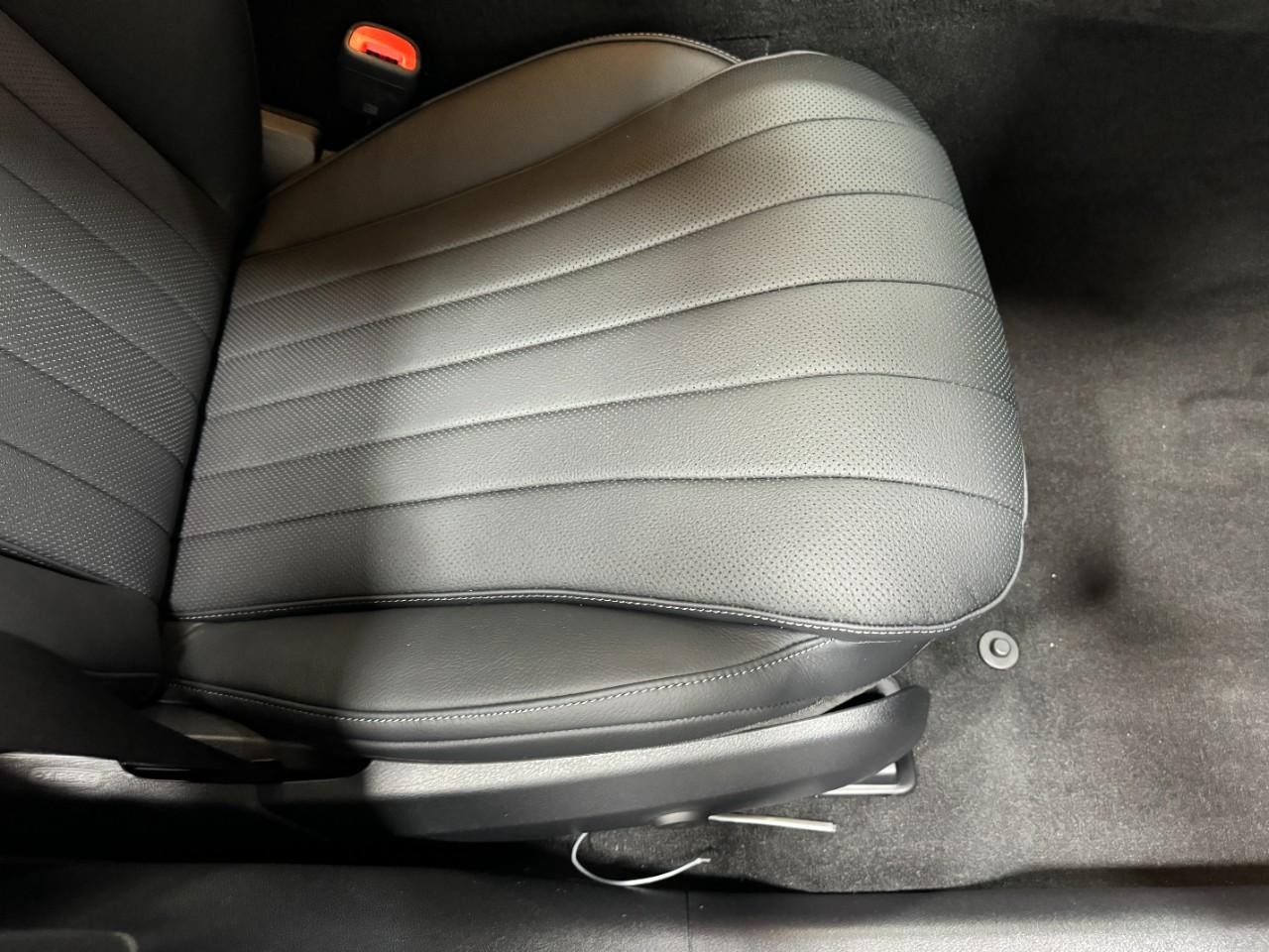 Mercedes-Benz E-Class Vehicle Full-screen Gallery Image 18