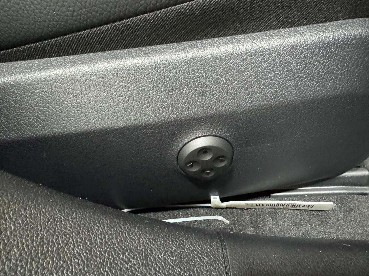 Mercedes-Benz E-Class Vehicle Full-screen Gallery Image 19