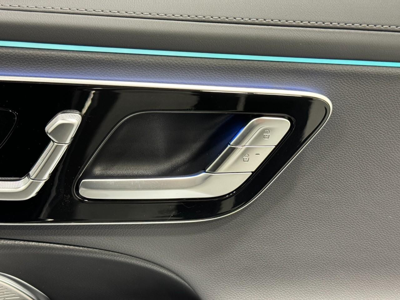 Mercedes-Benz E-Class Vehicle Full-screen Gallery Image 21