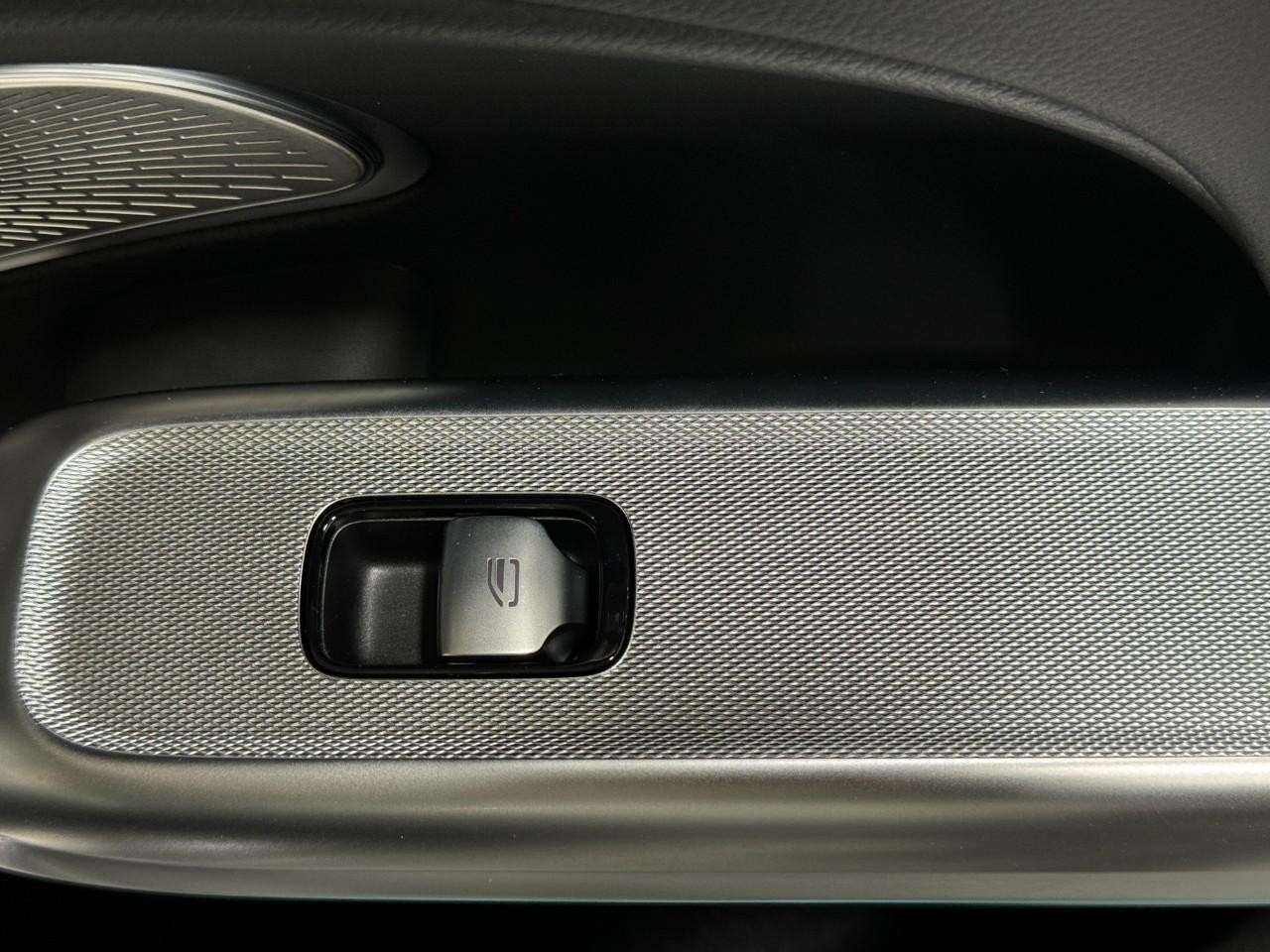 Mercedes-Benz E-Class Vehicle Full-screen Gallery Image 22