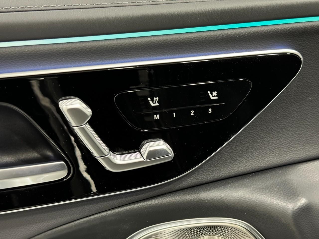 Mercedes-Benz E-Class Vehicle Full-screen Gallery Image 23