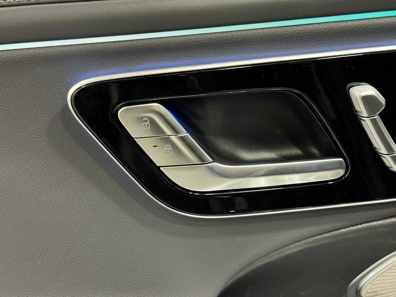 Mercedes-Benz E-Class Vehicle Full-screen Gallery Image 24